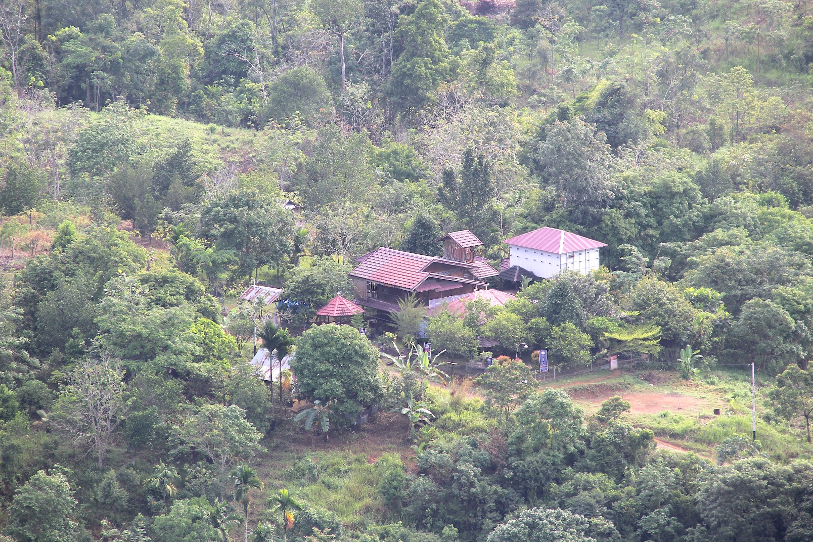 YEC berada di Sungkai, dikelilingi oleh pepohonan, sungai, lingkungan yang masih asri.